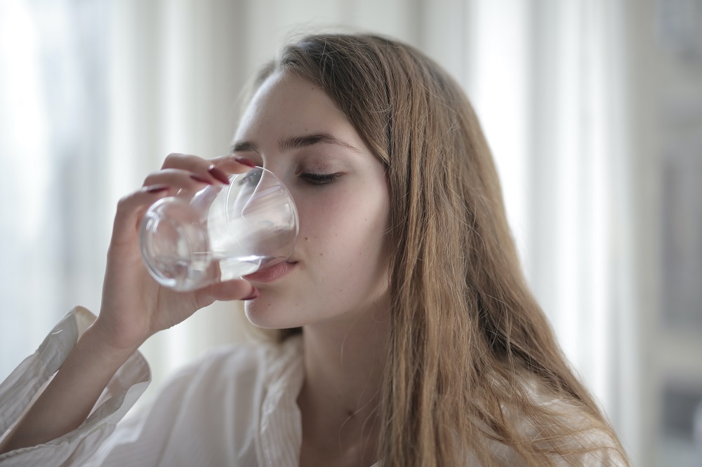 Minum Air Putih untuk Merawat Kulit Wajah