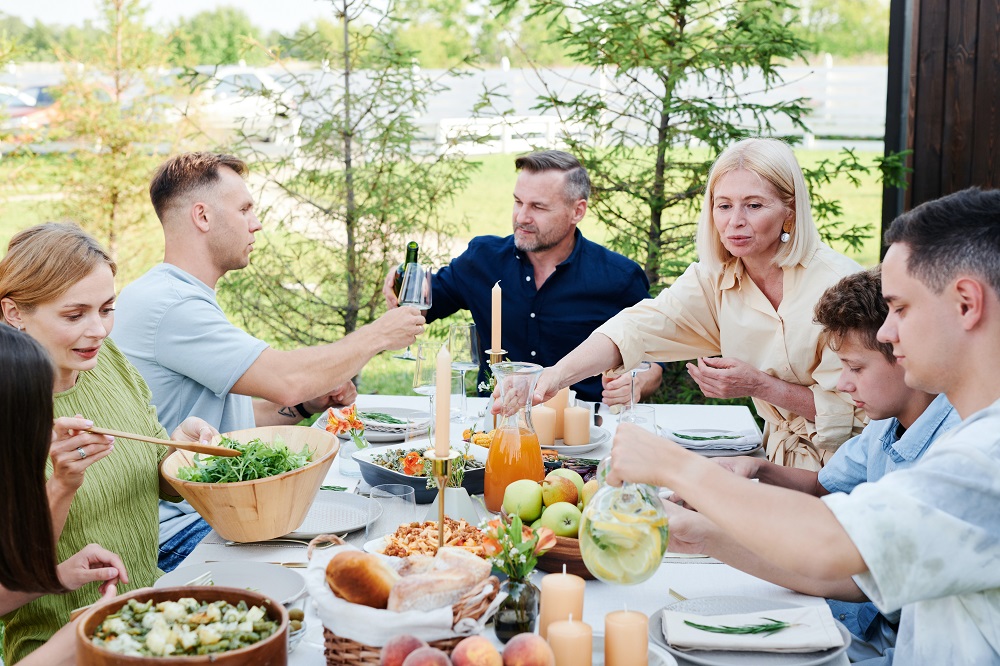 Keluarga Berkumpul dan Makan Bersama