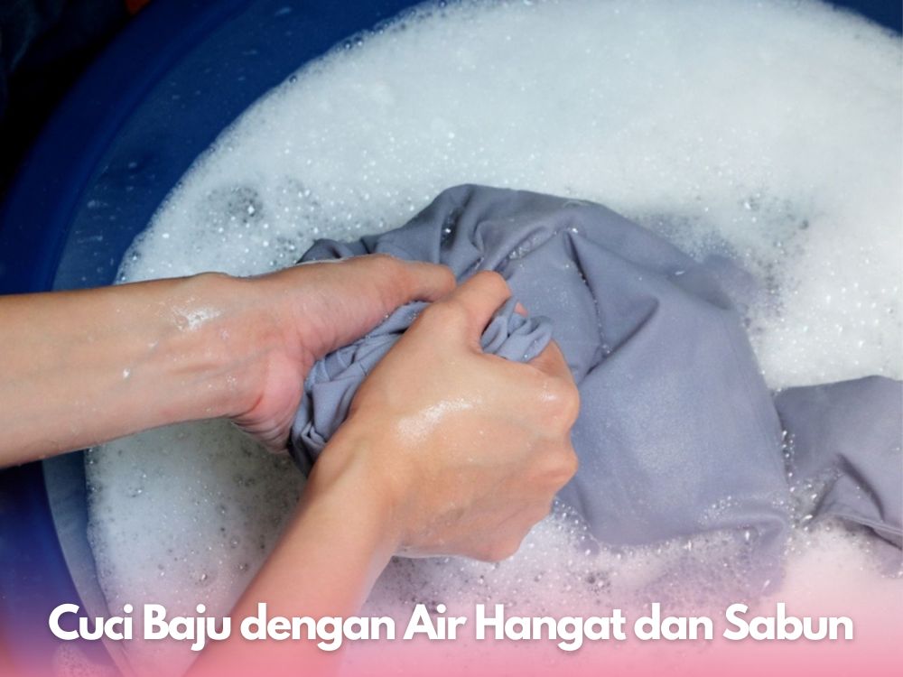 Cuci Baju dengan Air Hangat dan Sabun